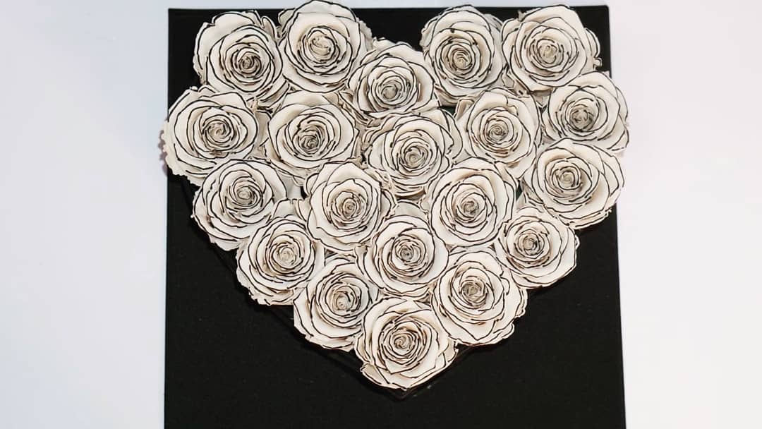 qmisslin's tweet photo. qmisslinflowerboxThanks for @saintblueroses elegant roses with our heartbox. 
For inquiries ☎+15920187659
qml019@qmisslin.com https://t.co/QJOcytAWjl