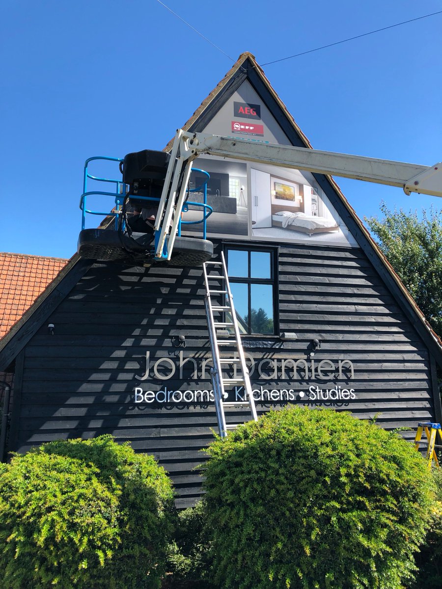 AbsoluteUKSigns's tweet photo. John Damien are moving @JohnDamien1 @AbsoluteUKSigns #signs #signwriters #newsigns https://t.co/RI24CUP4Lq