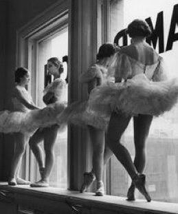 BroadwayInParis's tweet photo. NEW YORK CITY, 1936 -- Ballerinas stand on a window sill in a rehearsal room at George Balanchine’s School of American Ballet. #tututuesday #ballet https://t.co/nTaLfP2Imi