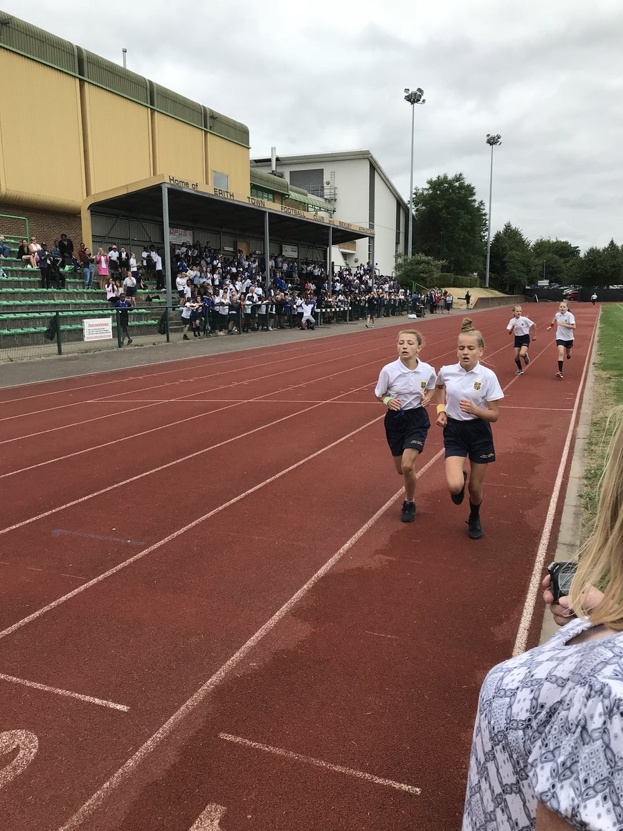 TrinitySchBelvd's tweet photo. A sprint finish for the Year 7 800m.....oh the tension!!! Amazing effort girls #pushtotheend @TrinitySchBelvd https://t.co/wDqSkErtCR