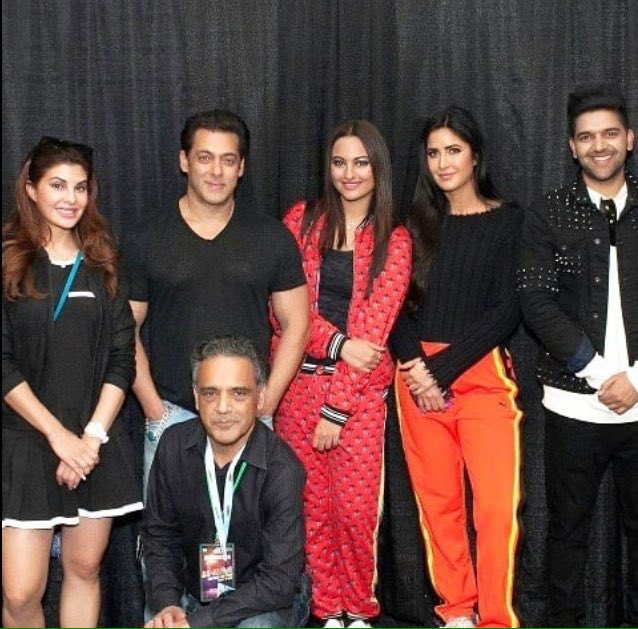 katrinasidmalh1's tweet photo. My beautiful queen katrina with dabbang tour team @BeingSalmanKhan @Asli_fernandez @sonakshisinha @ManishPaul03 @ShahDaisy25 guru all beautiful specially my queen pretty in orange color👑💋💘
#KatrinaKaif #JacquelineFernandez #SalmanKhan #SonakshiSinha https://t.co/TNmPPzgIW5