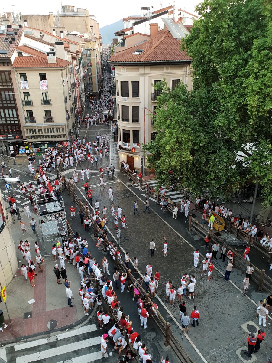 Pixel_Jonan's tweet photo. En Telefónica esperando al #encierro4 de Fuente Ymbro #SanFermin2018 #SanFermin https://t.co/ZeNzu9HpXO