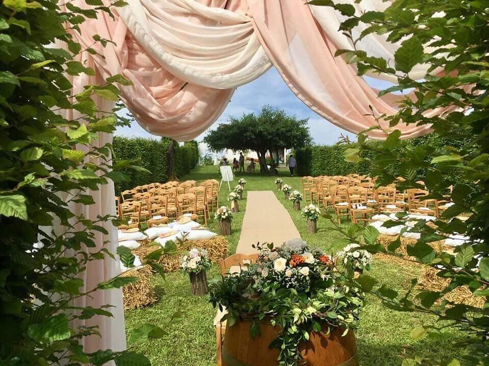 Un’atmosfera intima ed informale ma allo stesso tempo con un tocco raffinato.
#weddinginitaly #weddingcountrychic  #destinationwedding #lifestylewedding #justengaged #engaged #wedding #italy #instawed #italyweddingplanner #weddingplanners #instawedding #wedingflower