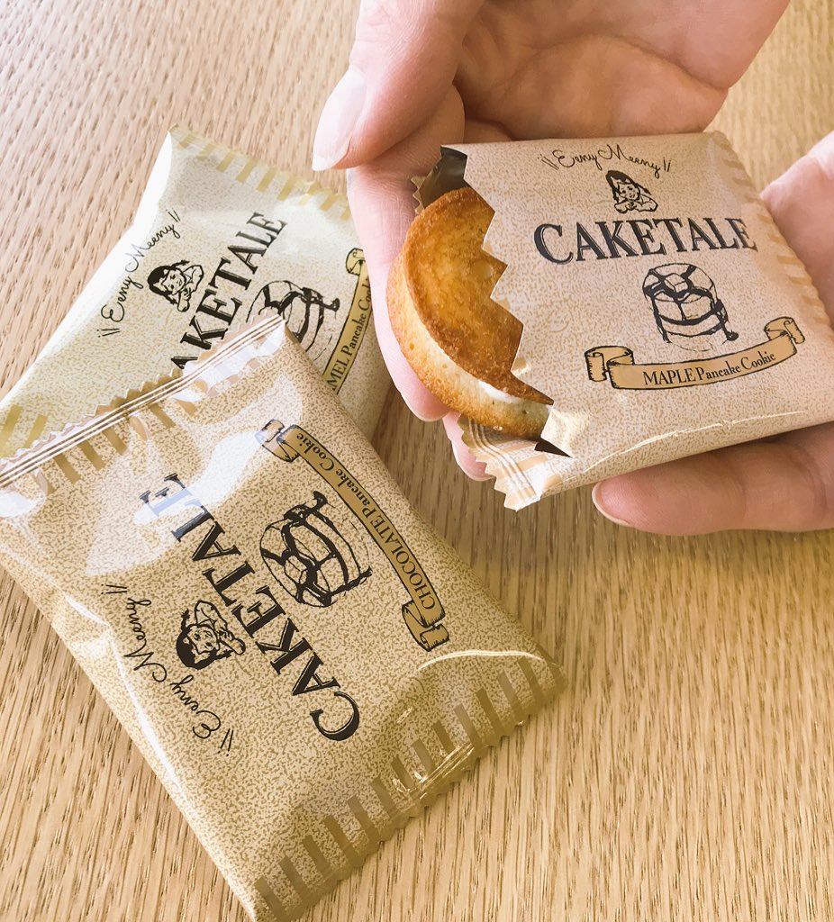 daiwagravure's tweet photo. 🐉です❗️社長からオヤツ、頂きました🍪「CAKETALE(ケイクテイル)」というパンケーキクッキーです🥞🍪メイプル、キャラメル、チョコレートの3種でメイプルが人気なんだそう♪パッケージも本みたいで可愛いですね💘ありがとうございます、いただきまーーす😋😋😋
#大和グラビヤ #CAKETALE #おやつ https://t.co/VWIQJc7UQ8