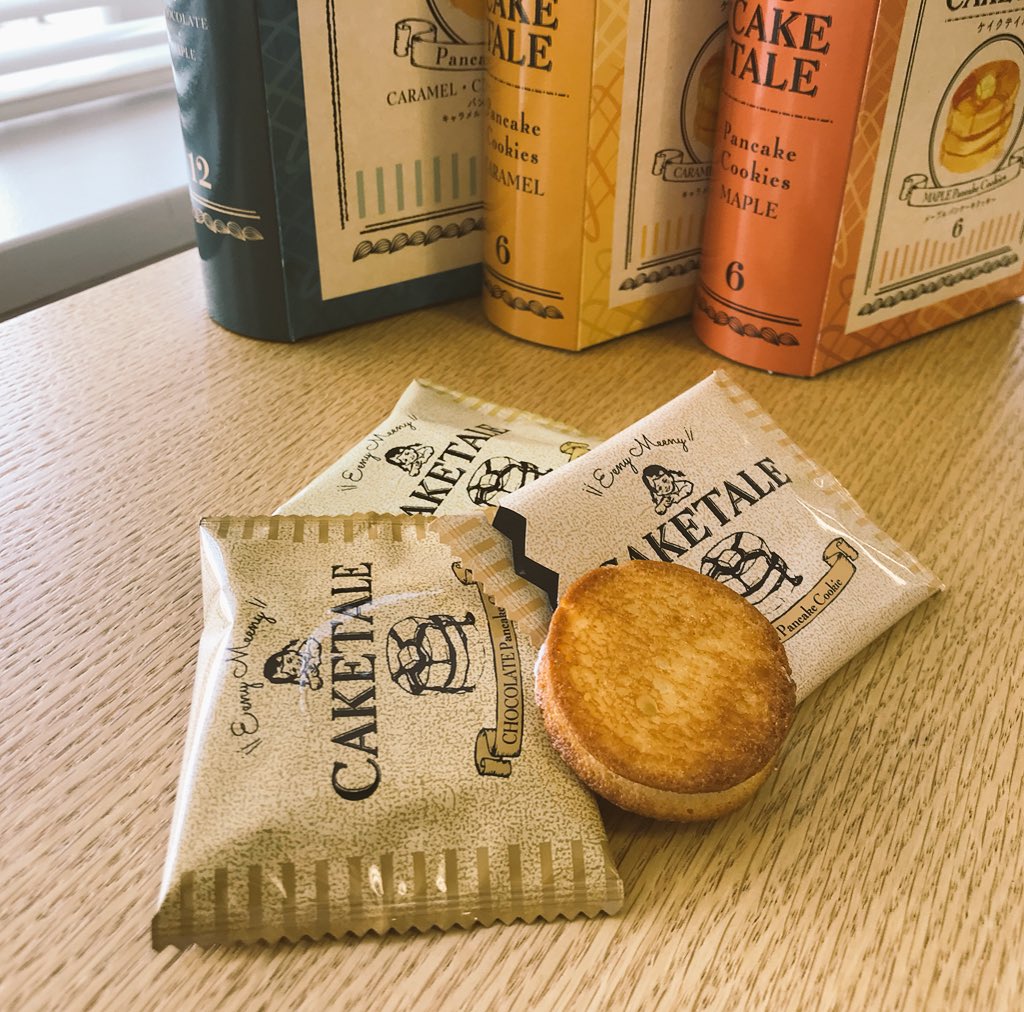 daiwagravure's tweet photo. 🐉です❗️社長からオヤツ、頂きました🍪「CAKETALE(ケイクテイル)」というパンケーキクッキーです🥞🍪メイプル、キャラメル、チョコレートの3種でメイプルが人気なんだそう♪パッケージも本みたいで可愛いですね💘ありがとうございます、いただきまーーす😋😋😋
#大和グラビヤ #CAKETALE #おやつ https://t.co/VWIQJc7UQ8