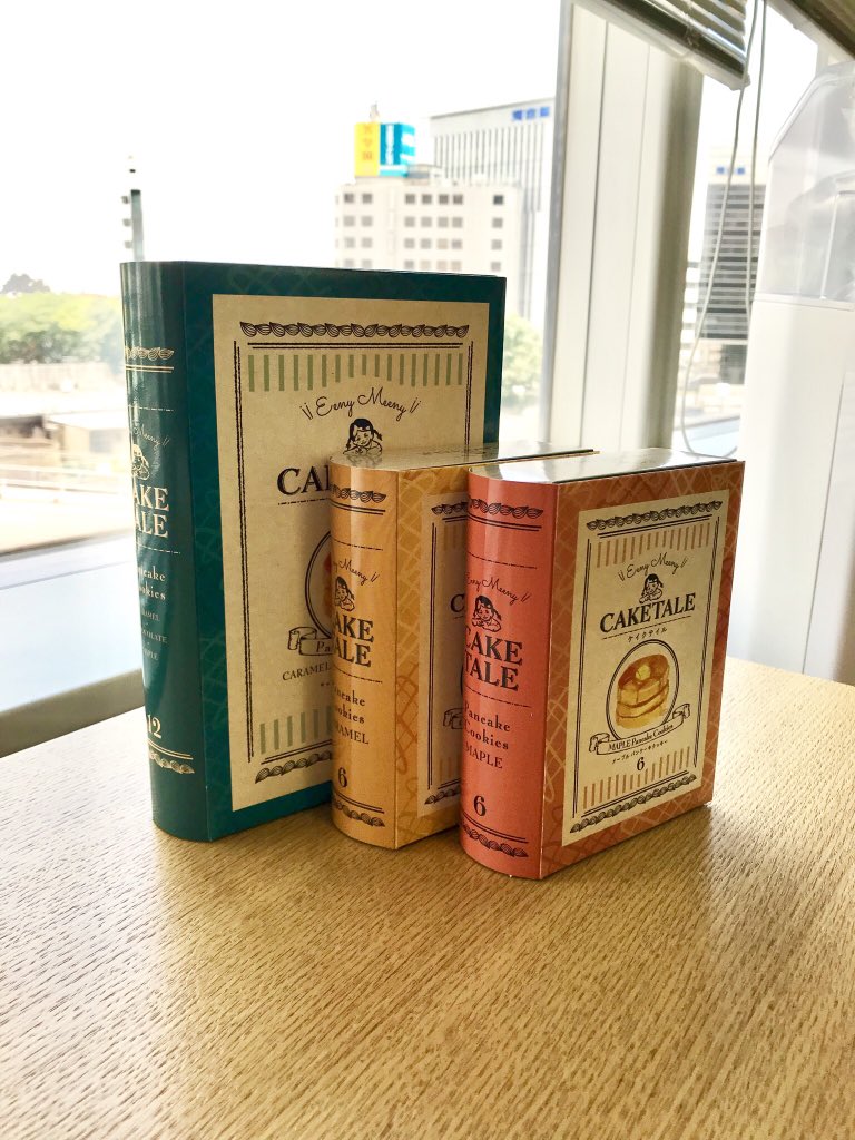 daiwagravure's tweet photo. 🐉です❗️社長からオヤツ、頂きました🍪「CAKETALE(ケイクテイル)」というパンケーキクッキーです🥞🍪メイプル、キャラメル、チョコレートの3種でメイプルが人気なんだそう♪パッケージも本みたいで可愛いですね💘ありがとうございます、いただきまーーす😋😋😋
#大和グラビヤ #CAKETALE #おやつ https://t.co/VWIQJc7UQ8