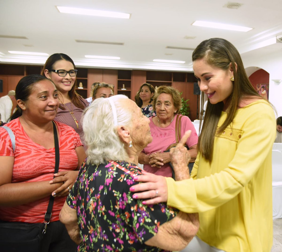 DifOthon's tweet photo. la Presidenta Honoraria del Sistema DIF OPB, Abril Cristina Sabido Alcérreca, acompañó este lunes al Gobernador del Estado, Carlos Joaquín González, a la entrega de auxiliares auditivos y lentes de armazón, del Programa "Para oírte mejor y para verte mejor". https://t.co/oCrXUmHXtD
