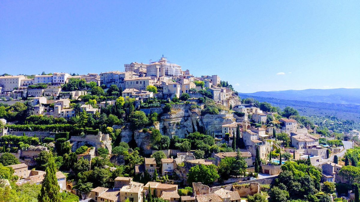 You are done with lavender's fields and you don't know where to go? Go to the Gordes village! One of the most beautiful village in #France! The view is quiet impressive! 😀 #Travel #TravelTuesday #traveltips @jpcacho @SashaEats @Nicolette_O @thewannabegypsy @TravelAtWill