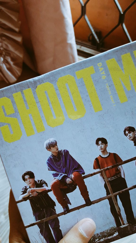 karena akun sebelah masih sepi, mau coba cek ombak di sini deh... guys kalo aku GA album shoot me (tapi tanpa pc&amp;standee, terus covernya agak penyok dikit sih wkwkwk TAPIIIII aku kasih semua clear card moonrise) ada yg mau gak? hehehew dalam rangka syukuran