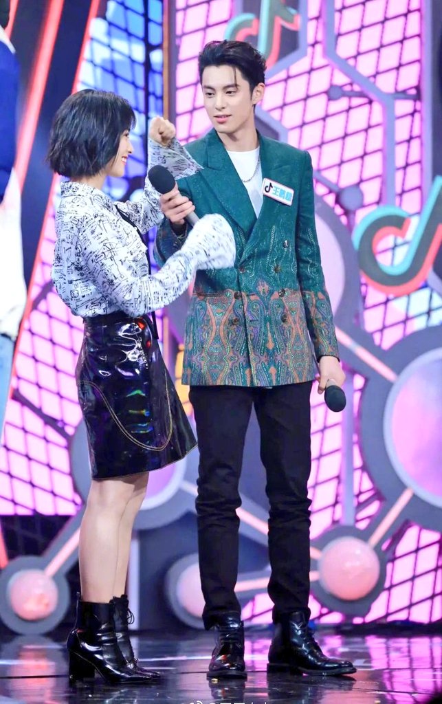Day day Up, I love this!!! There was too much interactions from them  this proved how close their relationship is that they even have their own handshake.Yy even gave Dd a magic trick, his reaction was priceless and when it comes to shen he always lose, always for his girl 