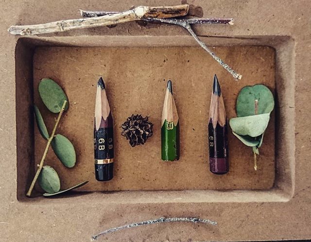 amanolie's tweet image. *
小さくなった相棒たち
なくさないように
箱型フレームに入れてみた
*
ちょっと洒落た感じになった
*
私の世界を作るのに欠かせない君たち
ありがとうございました！
*
#鉛筆派 #大事に取っとく #何でも #だから #片付かない #いつか使う派