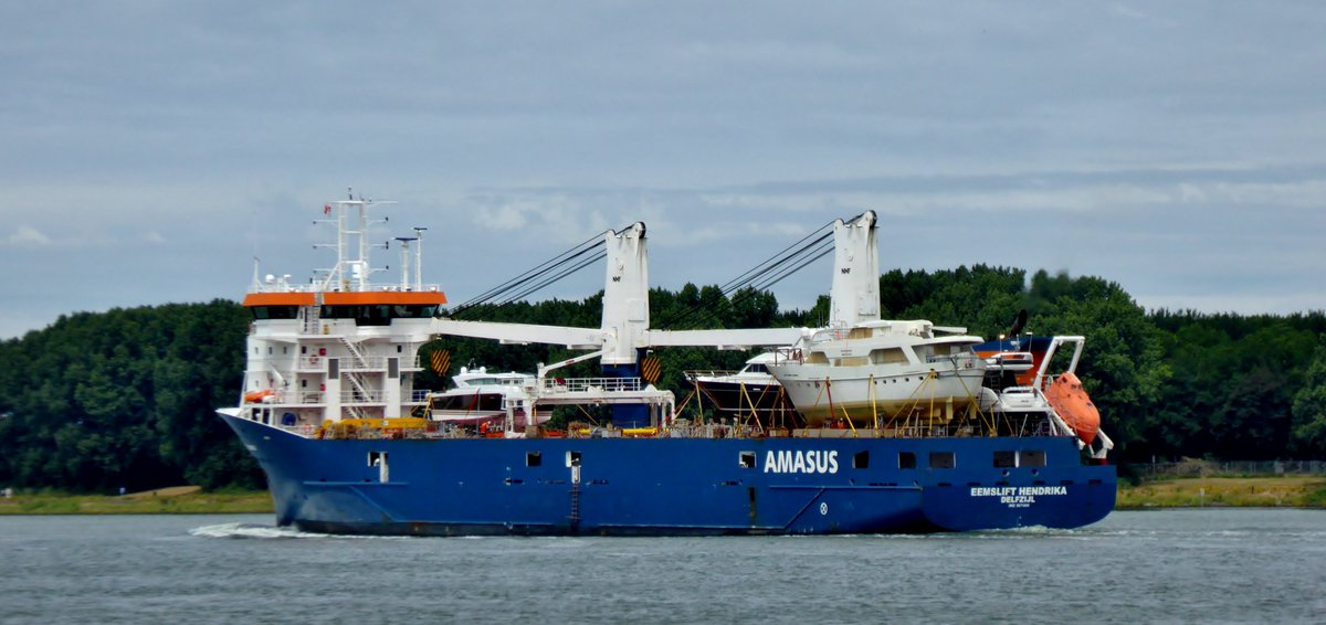 Dutchyachting's tweet photo. The #yacht #carrier #Eemslift #Hendrika left #Rotterdam for #Poole yesterday. Do you recognize one of the #yachts on #board? Photos by Jan Oosterboer. https://t.co/KRAB97fxxl