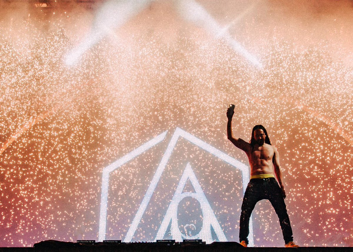 steveaoki's tweet photo. One more Light https://t.co/8A3RIlfeb9