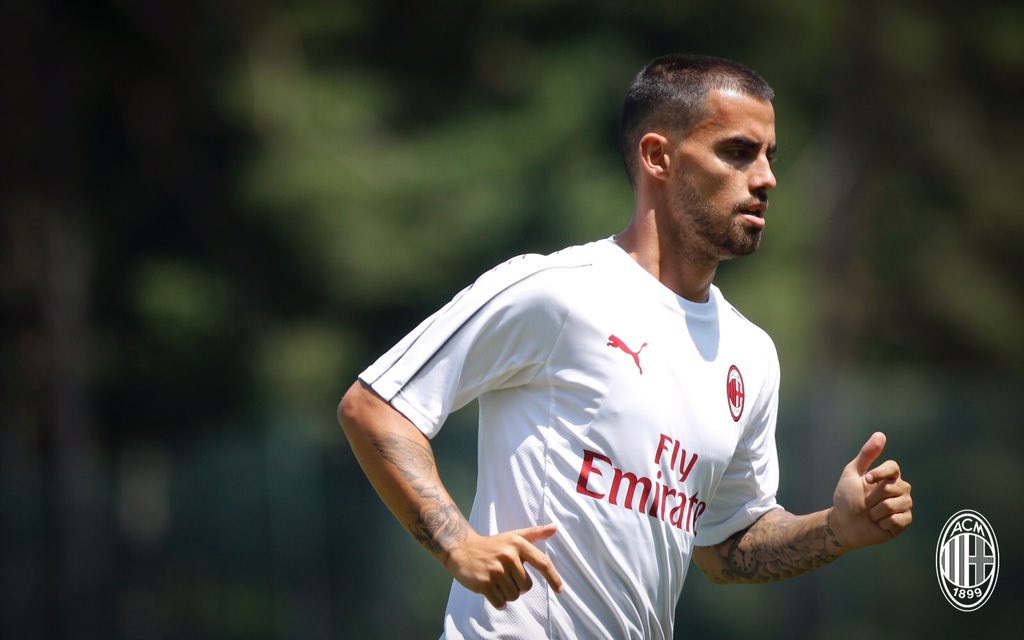 ACMilanSydney's tweet photo. A very serious @suso30oficial jogging around the field ....
#Milanello
#FirstDayTraining
Photo: @acmilan https://t.co/pum8D8g98m