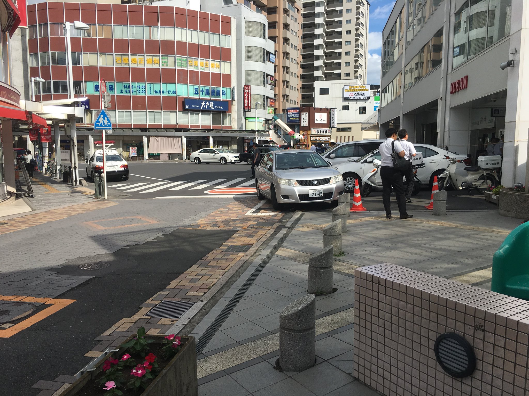 画像 なんか 3時半に 北浦和きたら 交番とか阿吽の前に警察車両と人がいっぱいいて 危険物だか見つかったらしい 今見たら 1枚目の写真の撮った場所がふさがれてて 3枚 まとめダネ
