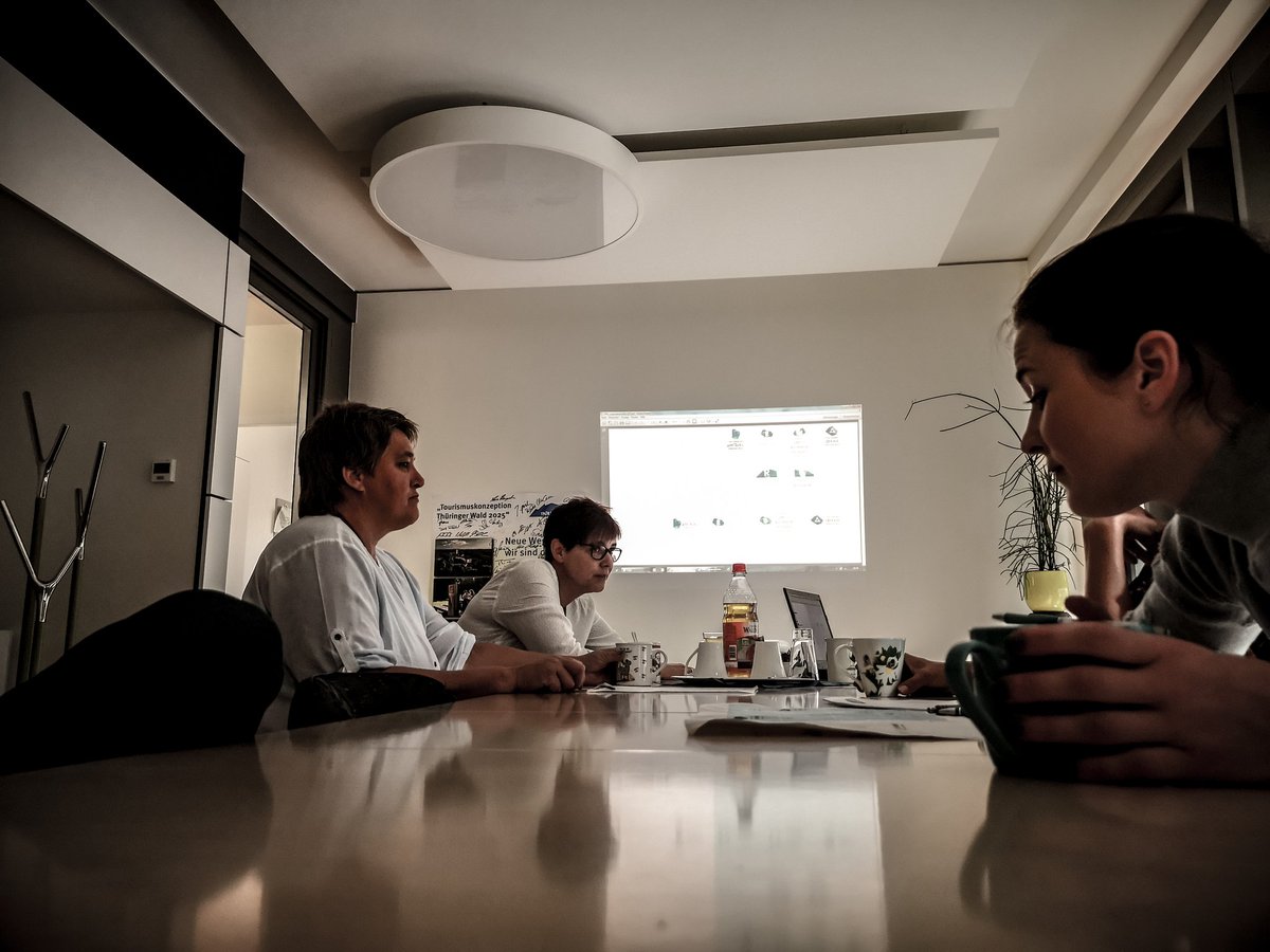 Dienstags-#pitch...
Qualmende Köpfe mitten im Sommer... Neue #Logos, neue #Schriften für den #thüringerwald.
Lass mal Marketing machen!

#Thüringen #deinthüringen #marketing #tourismus