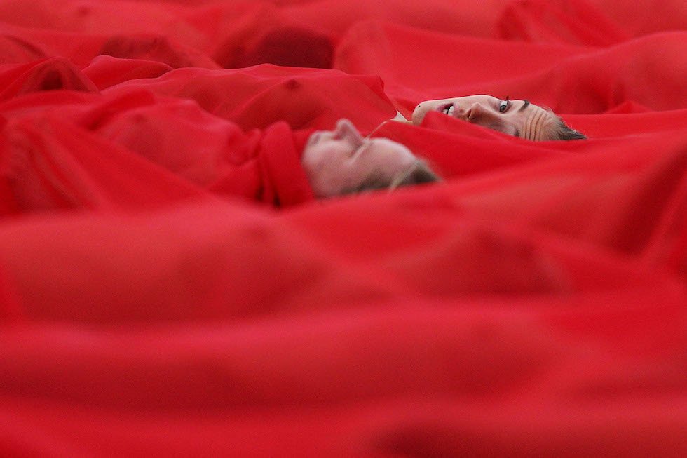Le foto dell'ultima installazione di Spencer Tunick a Melbourne, che ha radunato centinaia di persone ricoperte solo di un velo rosso ilpost.it/2018/07/09/spe…