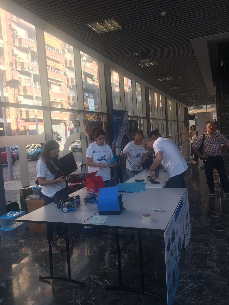 martinezsilvia_'s tweet image. Ens encanta... Ens encisa que #10juliol a les 9h, 15 centres ja estiguen montant la seua taula per difondre el seu #ProgramaEuropeu a l&apos;@Auditoripaiport Treball, cooperació, imbricació... Es respira Europa!🇪🇺#ErasmusCV @aranvaro @AmeliaGrandaPin @GVA_Cefire #CefireValència