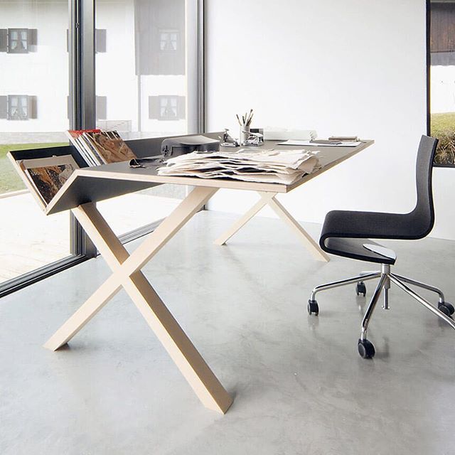 Work o‘clock. Good morning design-lovers. #eckenundkanten #furnituredesign #furniture #nilsholgermoormann #moormann #patrickfrey #markusboge #kant #desk #officedesign #minimalisticstyle #minimalism #interiorideas #interiordesign #workworkwork #morningcof… ift.tt/2J9lfK8