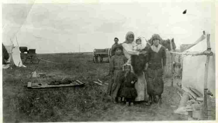 'Cree/Métis family hired as bone pickers' ~ Saskatoon c 1905[SAIN]