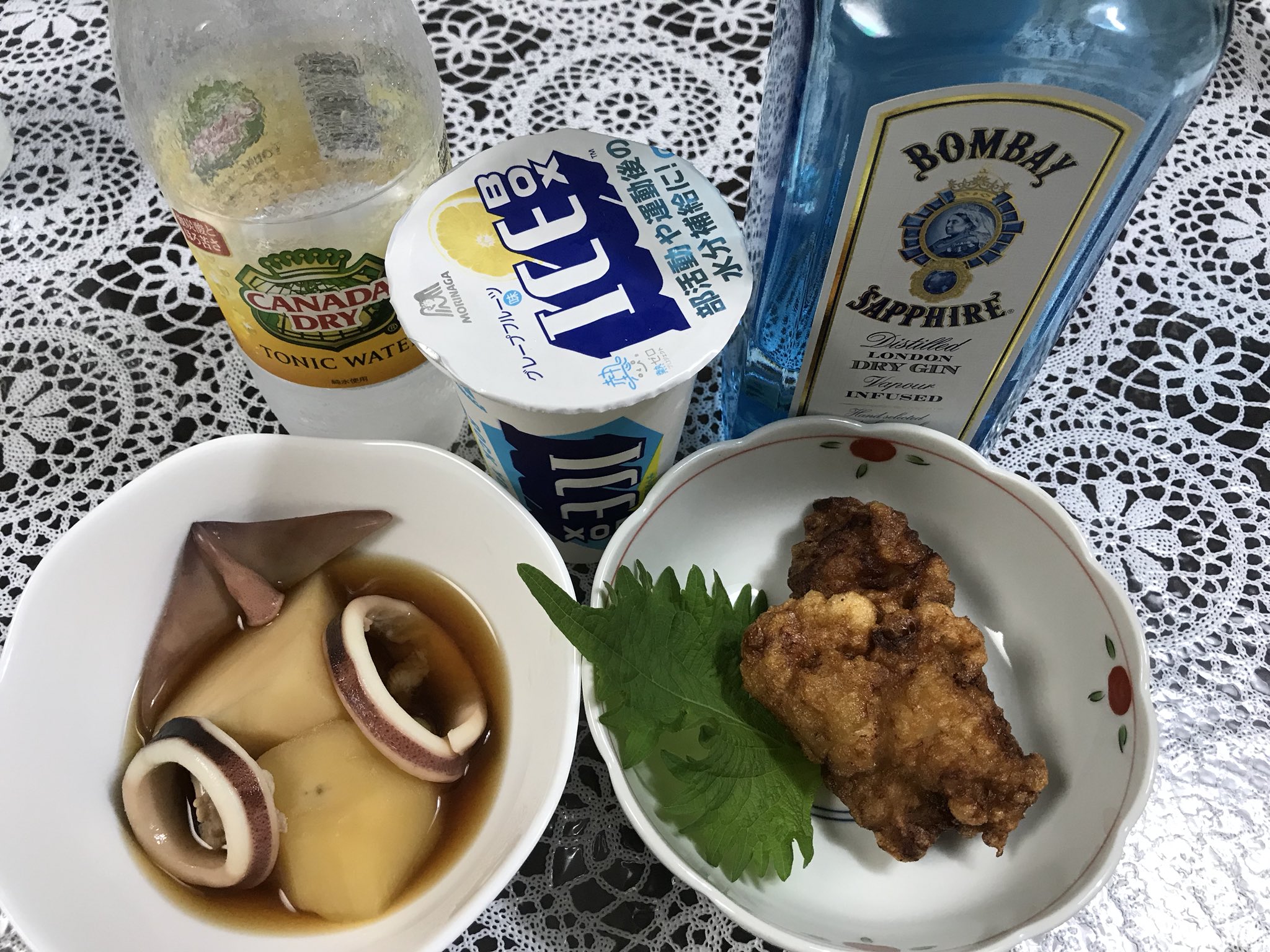 ハギタカ 本日は再びジントニックwithアイスボックスで ﾟ ﾟ ﾉb ｶﾝﾊﾟｰｲ やばいな ハマりつつあるぞw おつまみは唐揚げ イカの煮物 茶色食べ物より美味しい色の食べ物ってあるのかよ ってくらい茶色食べ物美味だよね ー ジントニック