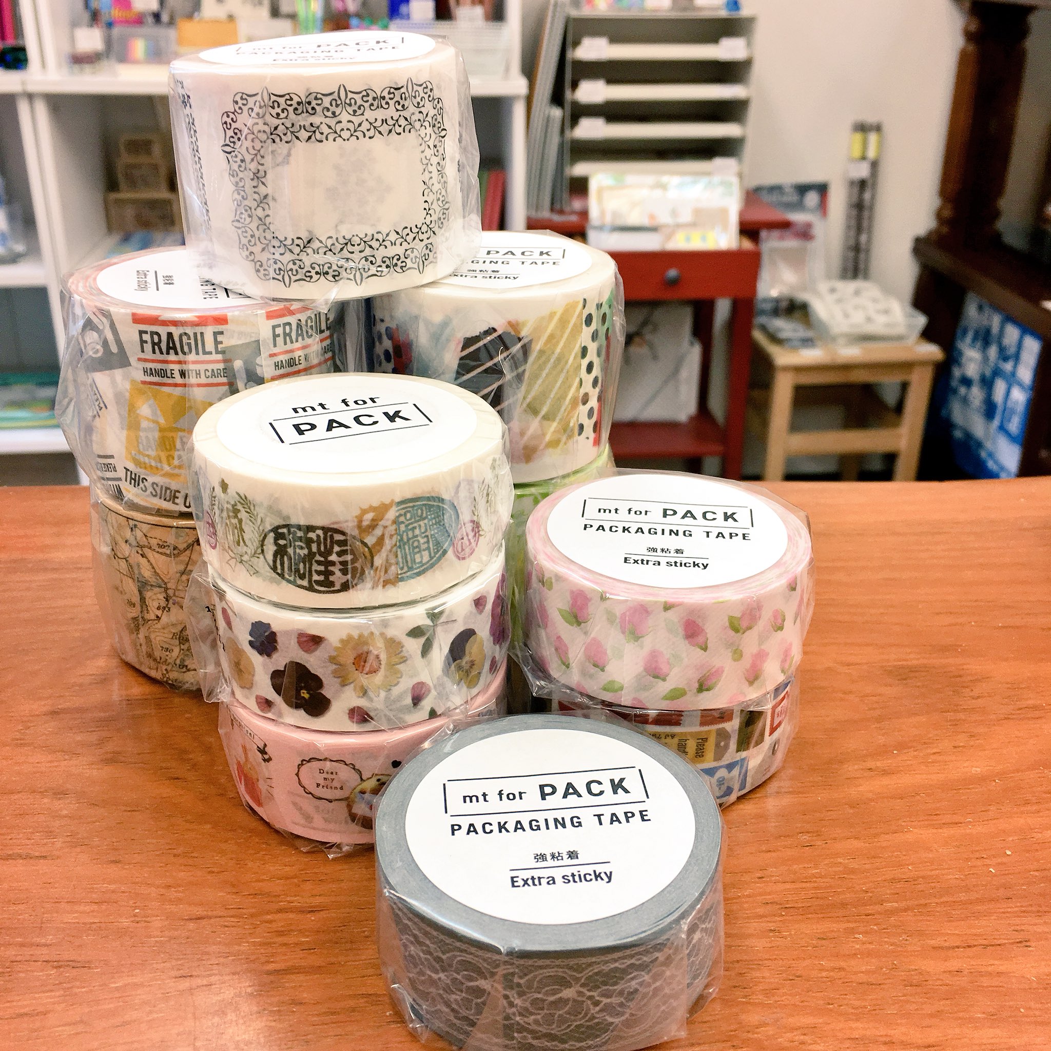 文具と雑貨の店 トナリノ Mt For Pack入荷しました かわいい柄のマスキングテープのmt こちらは梱包用の強粘着テープです 太幅はガムテープくらいの幅なので宅配便の梱包に活躍します 細幅は2cmほどなので封筒の封緘やラッピングにも良さそうです
