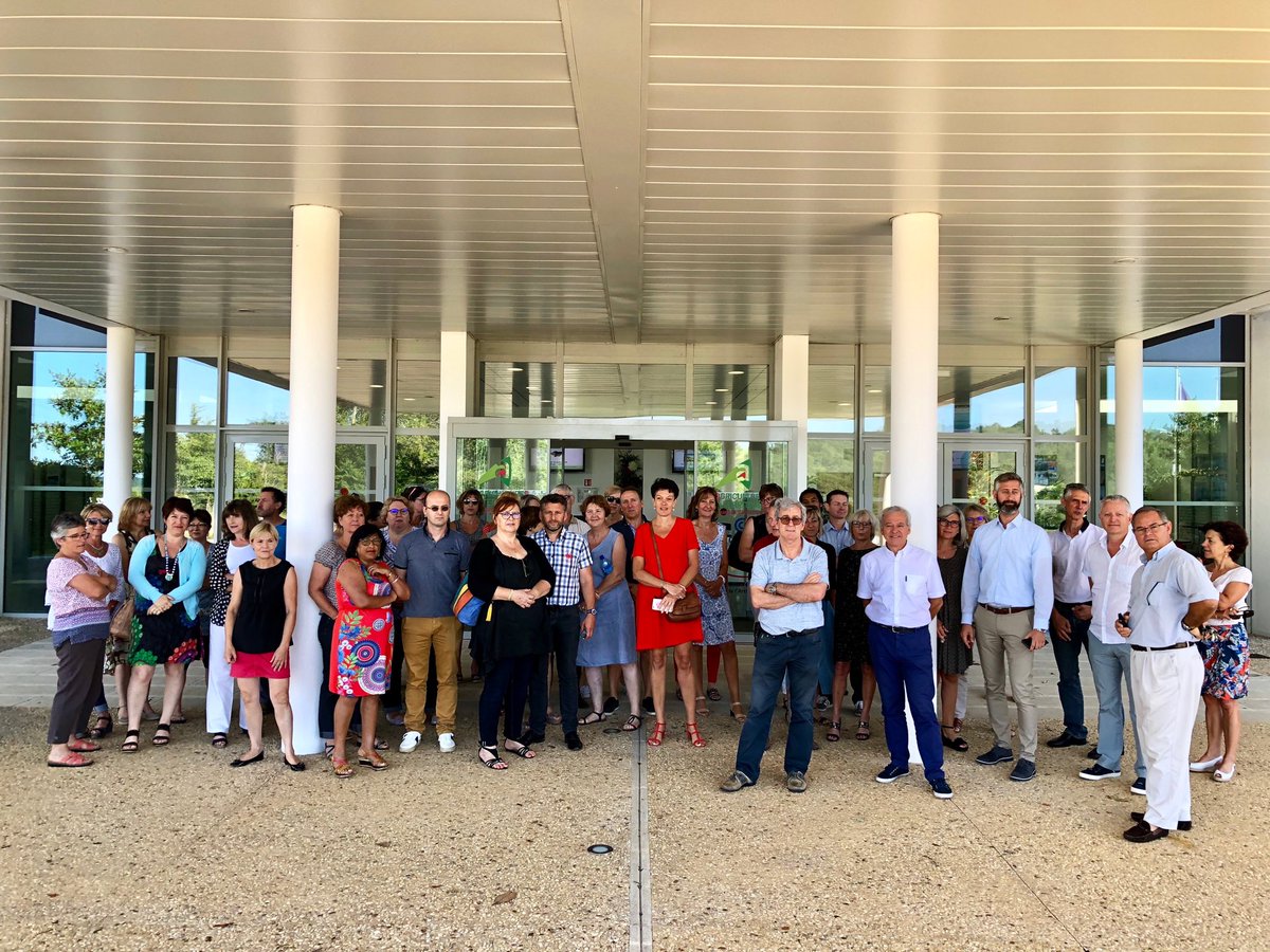 #mobilisation des agents de la ⁦<a href="/CCIDordogne/">CCI Dordogne</a>⁩ pour la défense des #CCI alors que se tient l’AG de ⁦<a href="/ccifrance/">CCI France 🇫🇷🇪🇺</a>⁩ en présence de ⁦<a href="/BrunoLeMaire/">Bruno Le Maire</a>⁩