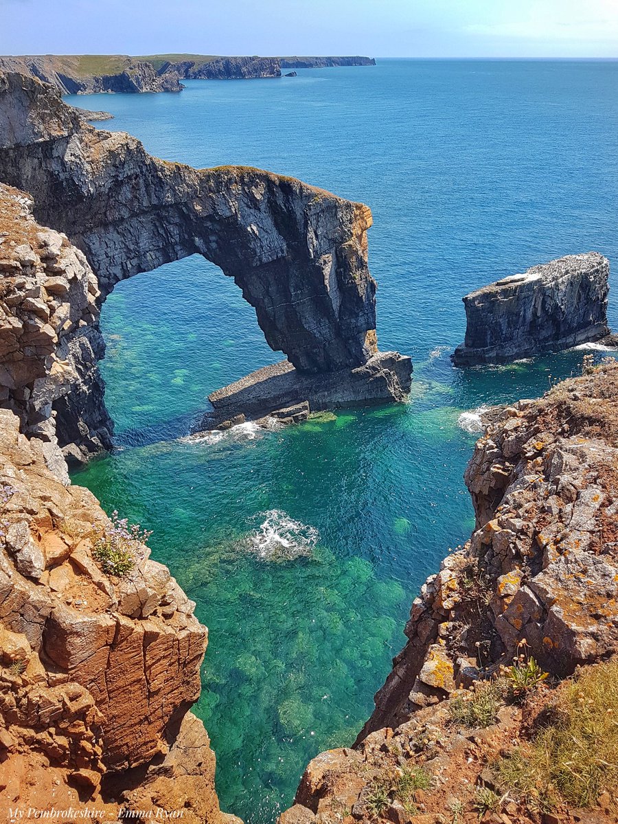 The Green Bridge of Wales #Pembrokeshire @ruthwignall @kelseyredmore @ItsYourWales @VisitPembs @visitwales @PembsCoast @DerekTheWeather @behnazakhgar @FBMHolidays #FindYourEpic #coast #wonderfulWales