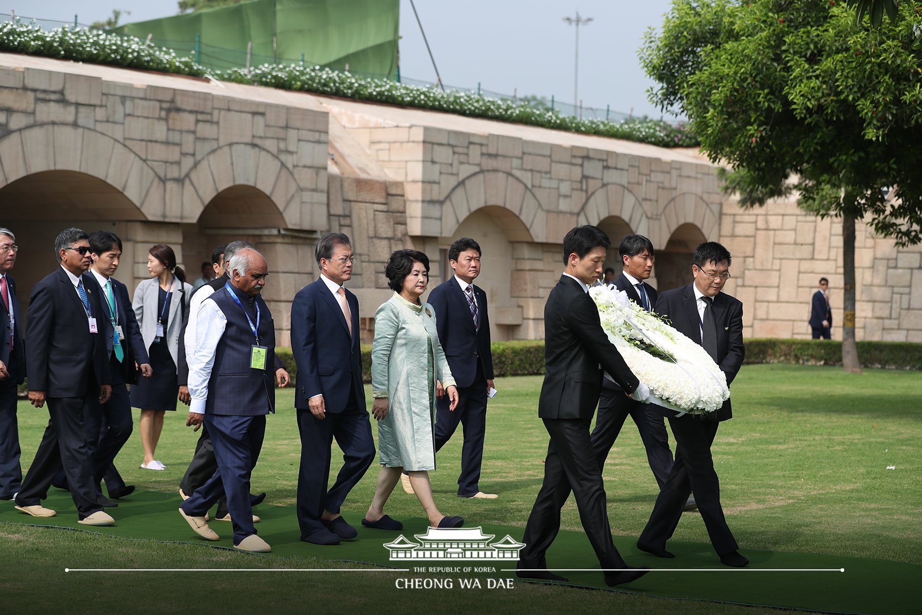간디추모공원을 방문한 맨발의 문통령 | 인스티즈