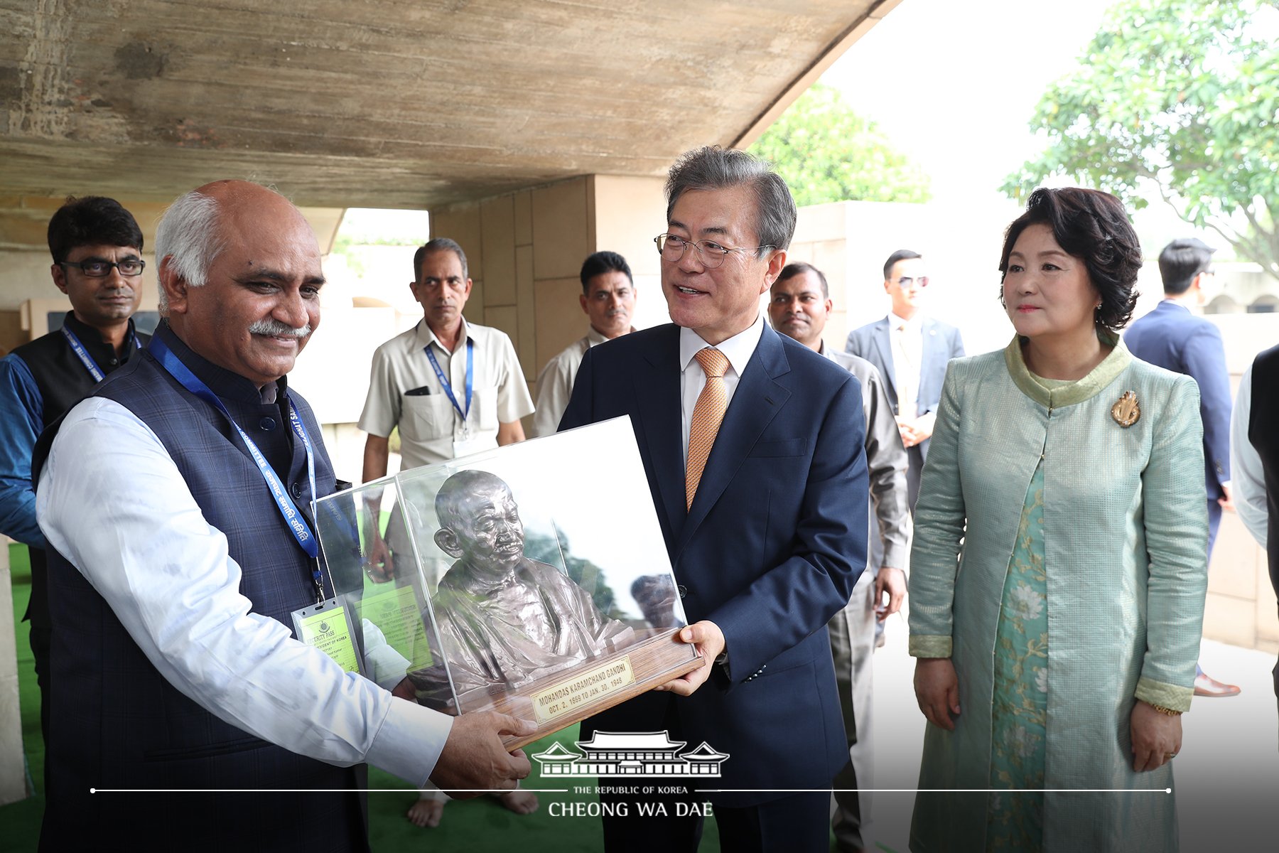 간디추모공원을 방문한 맨발의 문통령 | 인스티즈