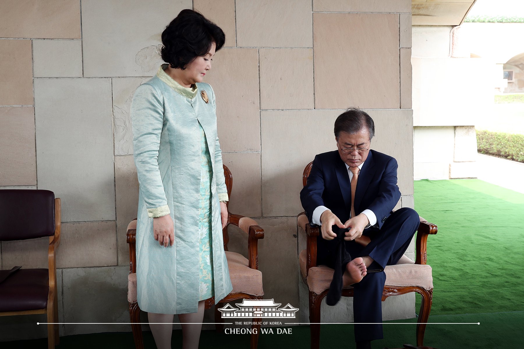 간디추모공원을 방문한 맨발의 문통령 | 인스티즈