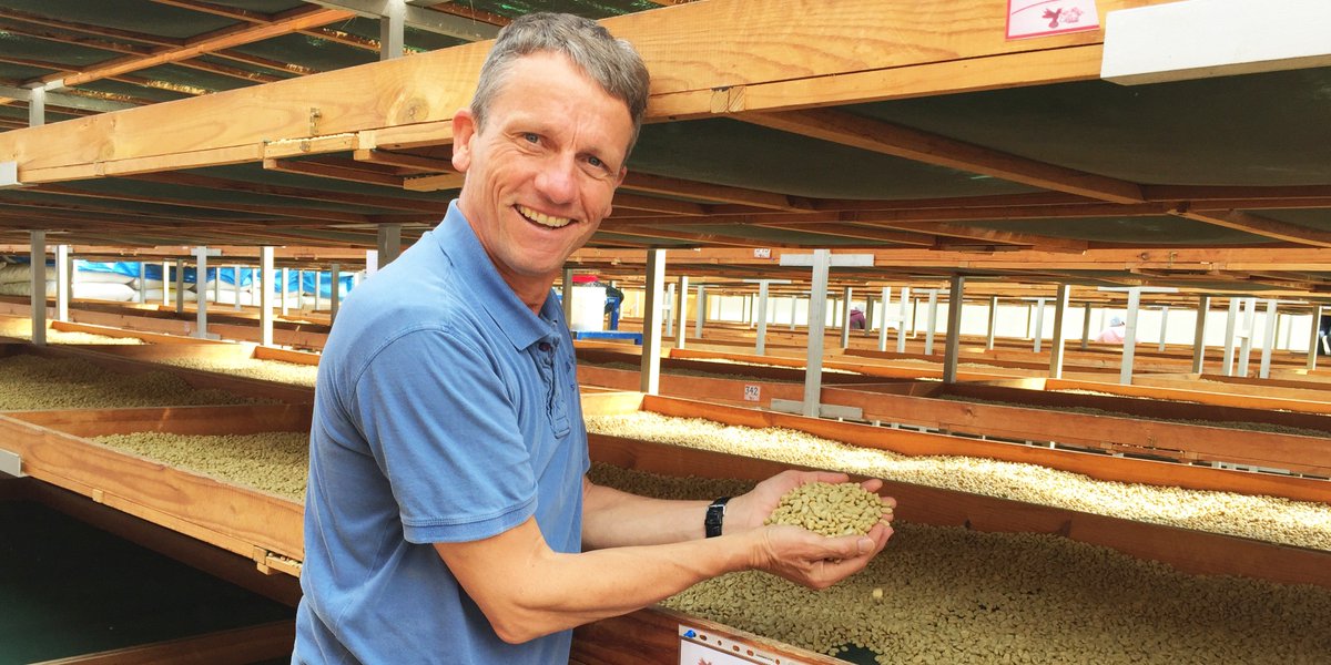 Qualitätskontrolle muss sein! Und zwar durch den Geschäftsführer Ansgar Elfgen selbst. Schließlich wollen wir ja keine 0815 Brühe produzieren, sondern den besten Kaffee der Welt 😜👑  #ResoluteTasteReturns