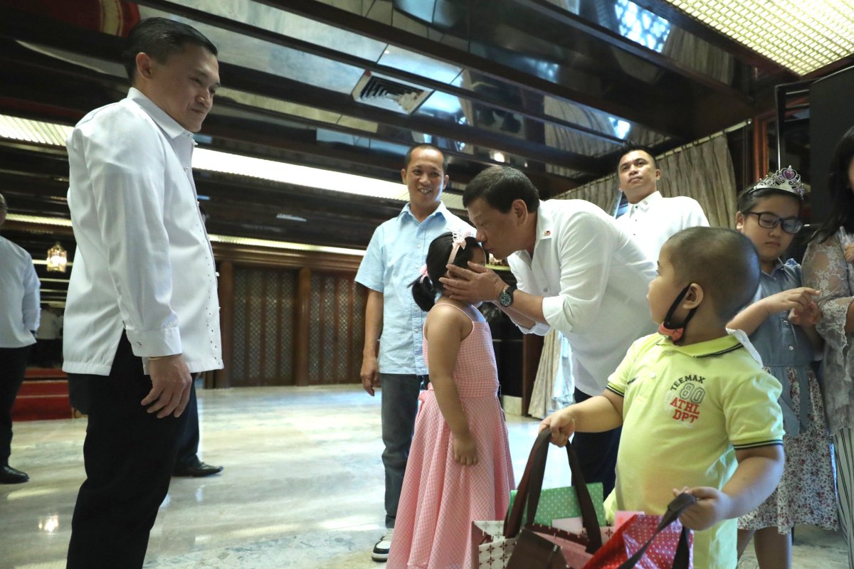 pcogovph's tweet image. Pres. Duterte meets leukemia patient John Paul Cuilao, who was granted a chance meeting with the President as the boy celebrated his birthday at the Malacañan Palace on July 9, 2018. #PartnerForChange