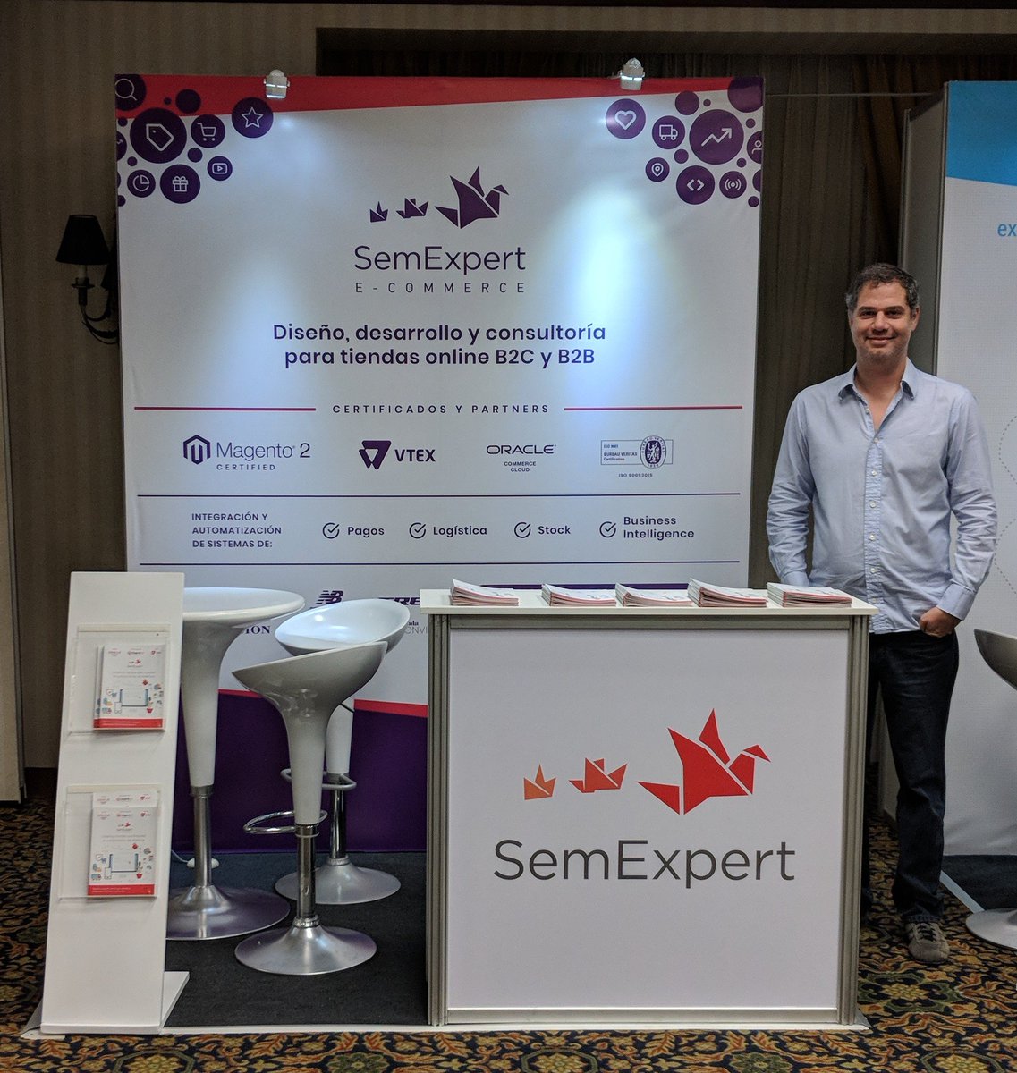 semexpert_'s tweet photo. Todo listo para arrancar #eDayPE #eCommerceDay. Si estás en el evento para por nuestro stand! @semexpert_ #magento #vtex https://t.co/SYuyxtjqGL https://t.co/Ev4zQ3qCof
