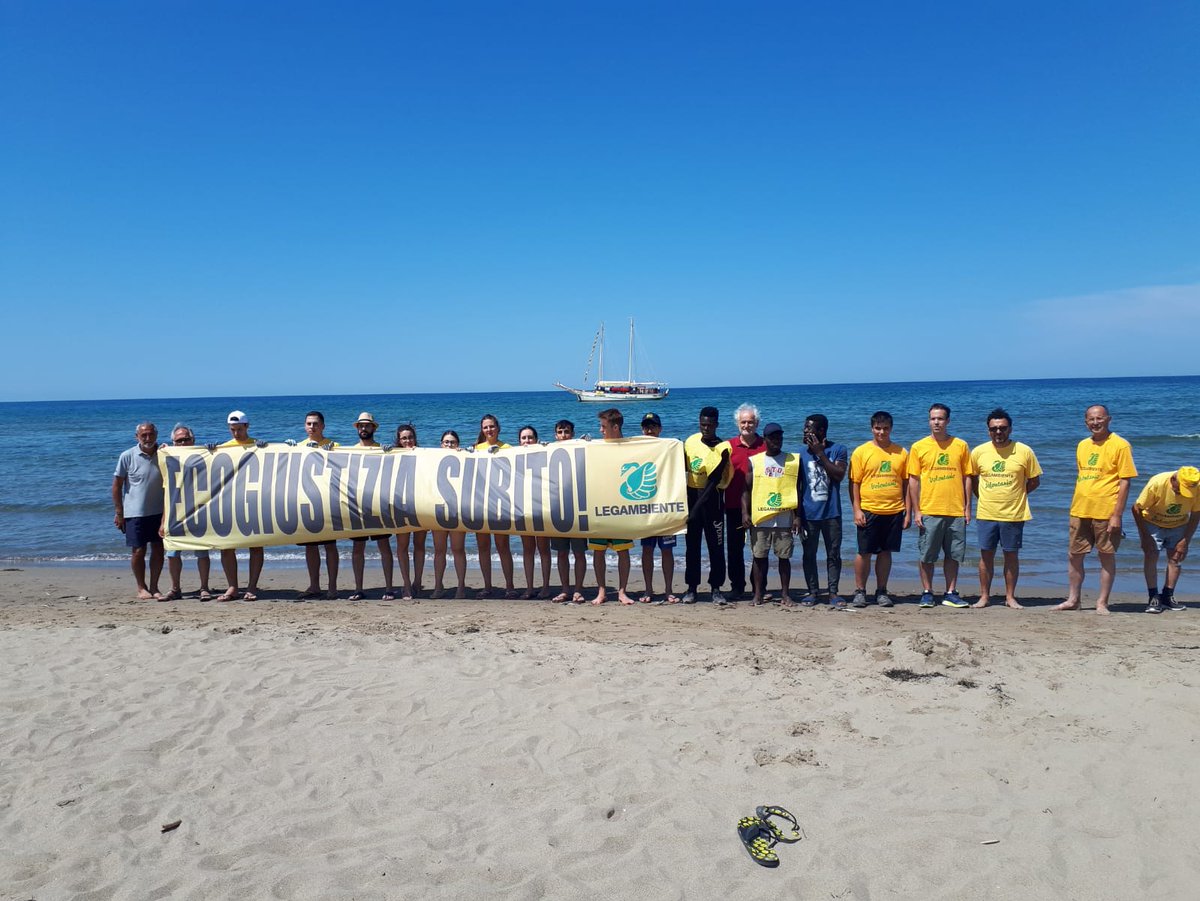 GolettaVerde's tweet photo. I #dischetti sono arrivati fino in Francia. Da marzo hanno invaso il Tirreno. L'indagine sulle responsabilità non è però ancora chiusa. Oggi il nostro blitz a Paestum per chiedere #Ecogiustiziasubito e applicare la legge sugli #ecoreati. Leggi qui https://t.co/2Jp98eafFB https://t.co/7l4QxE9hta