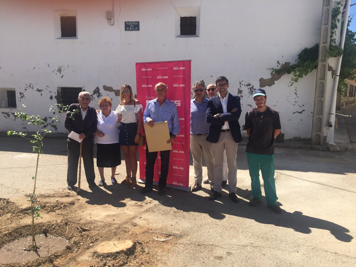 SolissSeguros's tweet photo. 🌳Historias del #ProyectoOlmo: Cuevas de Velasco (Cuenca) recupera un olmo para su plaza, después de ver morir en los años 90 su inmenso ejemplar, presente al menos desde 1752, según nos cuenta D. Antonio Ballesteros, cronista del pueblo con 90 años de edad. ❤ https://t.co/lfe2yYCqFE