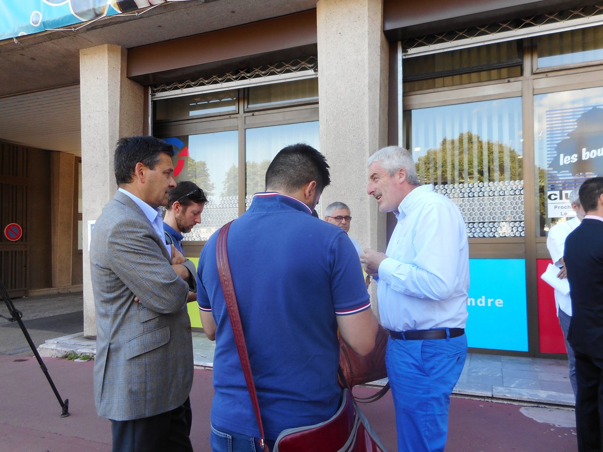 CCI en sursis : mouvement du personnel et des élus à la <a href="/CCILimoges/">CCI Limoges Haute-Vienne</a>. #LePlusGrandPlanSocialDeFrance #entrepreneur bénévole membre #CCI La baisse envisagée de la ressource fiscale pour les #CCI va se traduire par 4000 #licenciements supplémentaires après les 5000 depuis 5 ans.