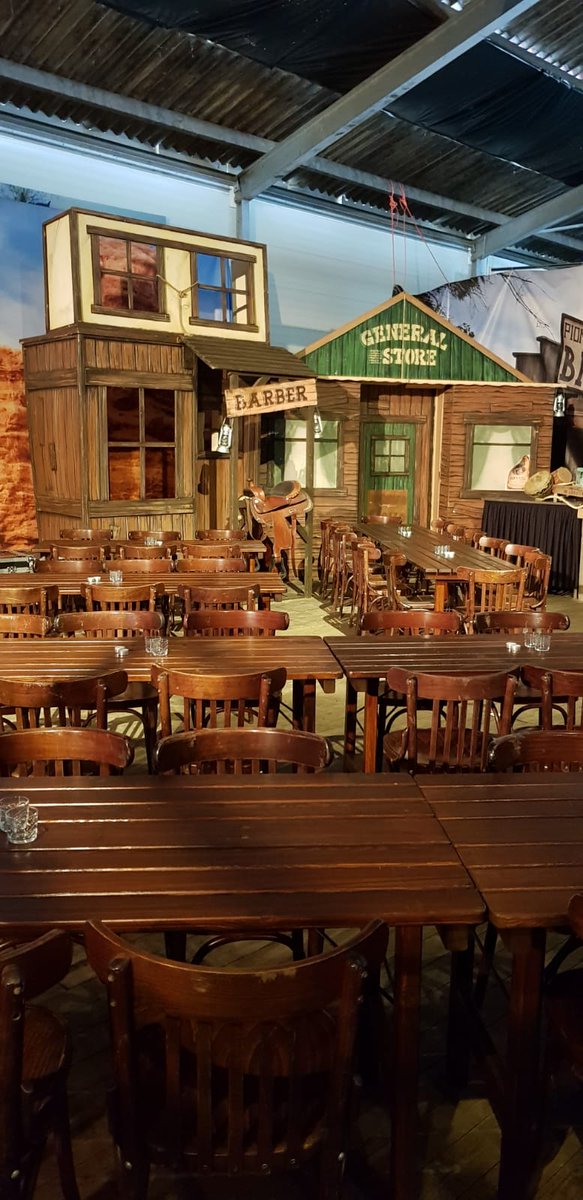 Een manege als trouwfeestlocatie!👰🤵

#watallemaalwelnietkan #zodoejedat #evenementenstyling #cateringoplocatie #willemdeboer #food #events