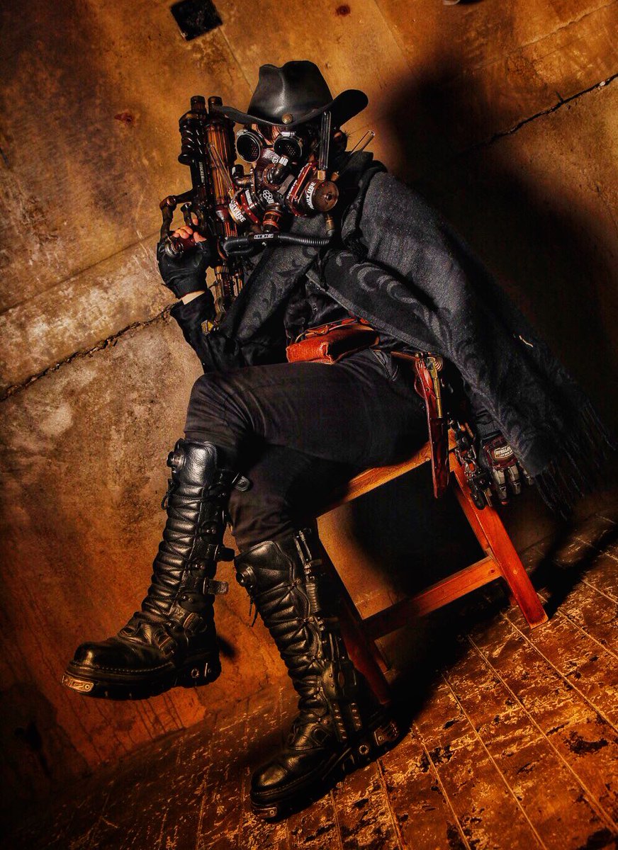 Haruka ガスマスクの人 ポンチョとかマントって昔から大好きで私服でもちょいちょい着るんですが必ずスナフキンと言われるので最近は封印しておりました その昔関西の海遊館近くで買ったこの大判ストールはリバーシブルになっていて結構お気に入りなので