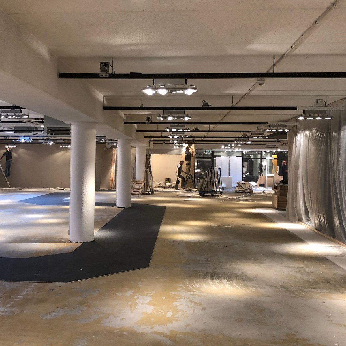 vantilinterieur's tweet photo. Onze afdeling Design wordt geheel verbouwd en voorzien van nieuwe vloeren, nieuwe presentatieruimtes, nieuwe routing en vele nieuwe artikelen. Profiteer nú nog van de vele opruimingsmodellen die i.v.m. de verbouwing tegen hoge kortingen worden aangeboden: https://t.co/Vd4aoPM3A0 https://t.co/fAP2d6a1Io