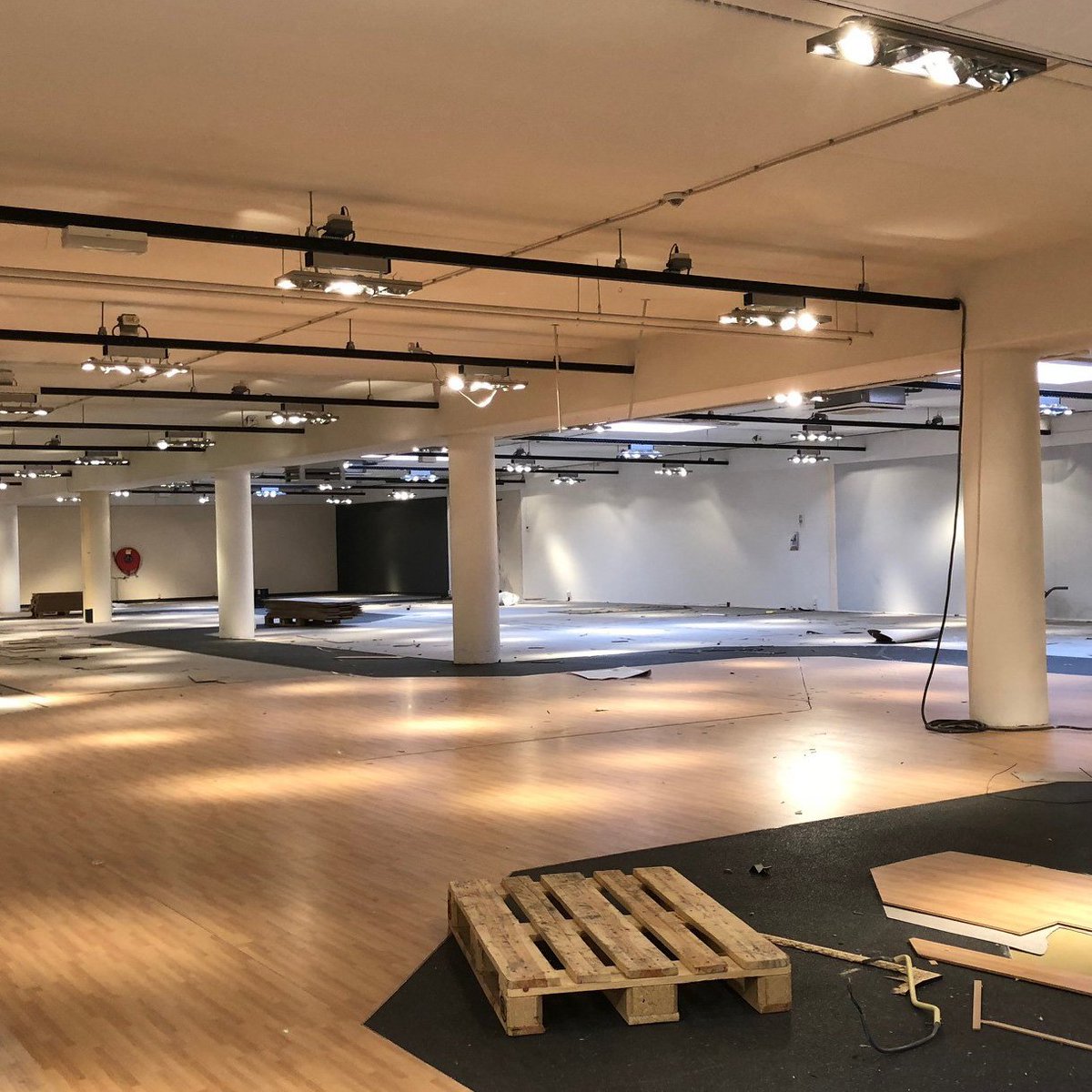 vantilinterieur's tweet photo. Onze afdeling Design wordt geheel verbouwd en voorzien van nieuwe vloeren, nieuwe presentatieruimtes, nieuwe routing en vele nieuwe artikelen. Profiteer nú nog van de vele opruimingsmodellen die i.v.m. de verbouwing tegen hoge kortingen worden aangeboden: https://t.co/Vd4aoPM3A0 https://t.co/fAP2d6a1Io