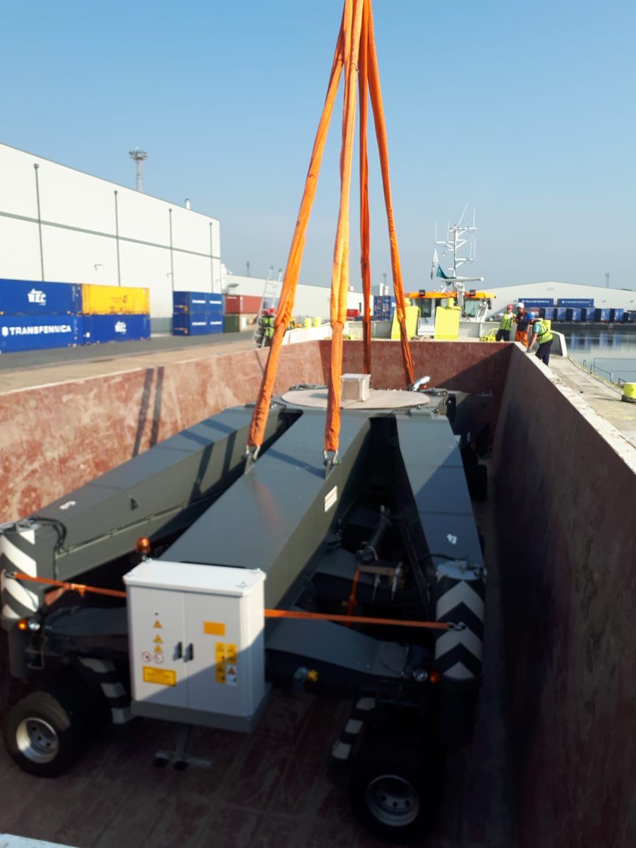 TidewayLondon's tweet photo. Moving by river 

Take a look at this massive harbour crane base being loaded at the Port of Tilbury for transport on the #RiverThames to our Carnwath Road site. https://t.co/JmYOjpjJN4