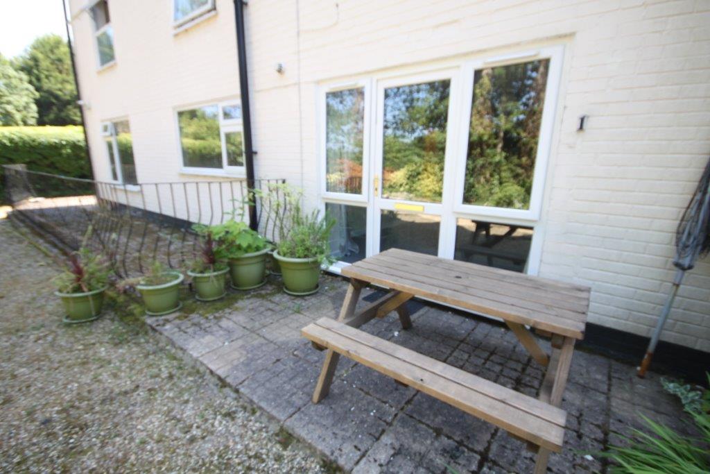 Superb investment &amp; First Time buy!

A well presented lower ground floor studio apartment. The property benefits from a modern kitchen and bathroom, private entrance &amp; is conveniently located just yards away from Bournemouth town centre!

Call 01202 311 888 to book your viewing.