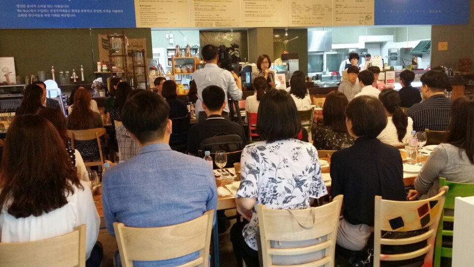 feddy345's tweet image. #성남시 #아동보육과
&amp;lt;은수미 성남시장과 함께하는 아동수당 담당공무원 간담회&amp;gt;
ㅇ 일 시: 2018년 7월 10일(화) 18:30~
ㅇ 장 소: 위스토리 (분당구 율동 소재)
약 96명의 담당공무원이 참석한 가운데, 아동수당 담당자 간담회가 열리고 있는 현장입니다.