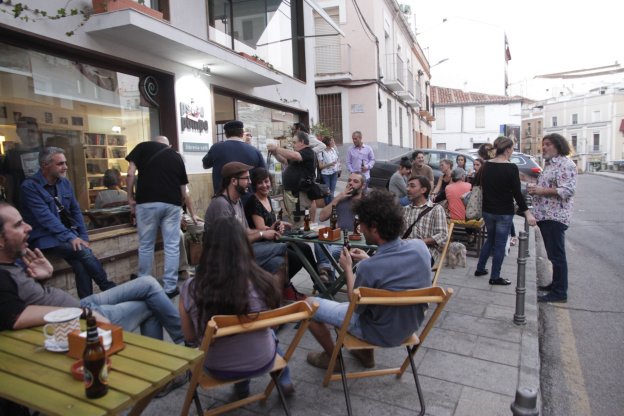 FS_Espana's tweet photo. Pues sí, amigas 🎏 Aquí, en el #Psicopompo, el rincón más bonito de #Cáceres, vamos a estar proyectando ESTE JUEVES 12 de julio, a partir de las 22h. Ya sabes: #entradalibre, tu bebida refrescante, y una hora y media de historias por descubrir. ¡Te esperamos! 🎐 https://t.co/cKM5S6NU6u