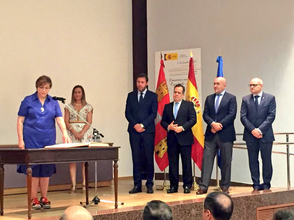 Dip_Va's tweet photo. Pte.@JesusJCarnero,delegada @DGCyL @VirBarcones,Alc.@AyuntamientoVLL @oscar_puente_,delegado territorial @jcyl #PabloTrillo, y subdelegado saliente #LuisAntonioGómez, asisten a la toma de posesión de la nueva subdelegada del Gobierno @Caballerohelena https://t.co/KMDpTvdtU4