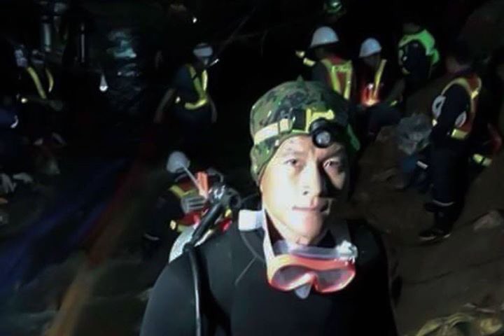 nativejar's tweet photo. The final goodbye. Sgt Saman Gunan who died while transporting oxygen to the cave was cremated today. His bravery &amp; inate selflessness shall be remembered. Goodbye hero. #พาทีมหมูป่ากลับบ้าน #ThailandCaveRescue #ThaiNavySEAL  #ThamLuangRescue #Thamlaung
#ThaiCaveRescue https://t.co/GlZdtXrYEI