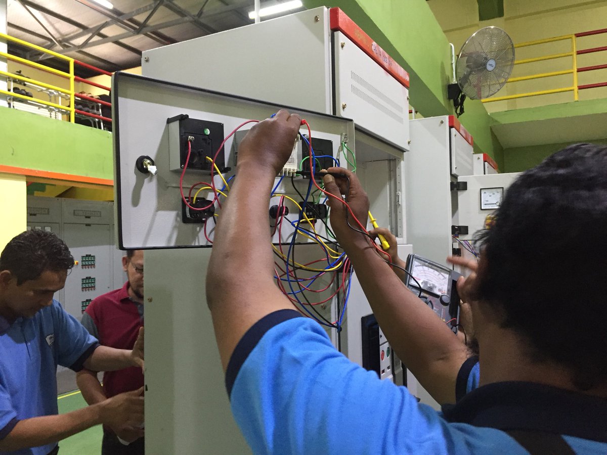 ABMUTARA's tweet photo. Kursus Main Switch Board - HRDF Claimable dari syarikat UEM Edgenta Kedah pada 9-10 Julai 2018.
#skillspower 
#skilltoacareer 
#akademibinaanmalaysia 
#HRDFclaimable https://t.co/gwEfAfjS6V