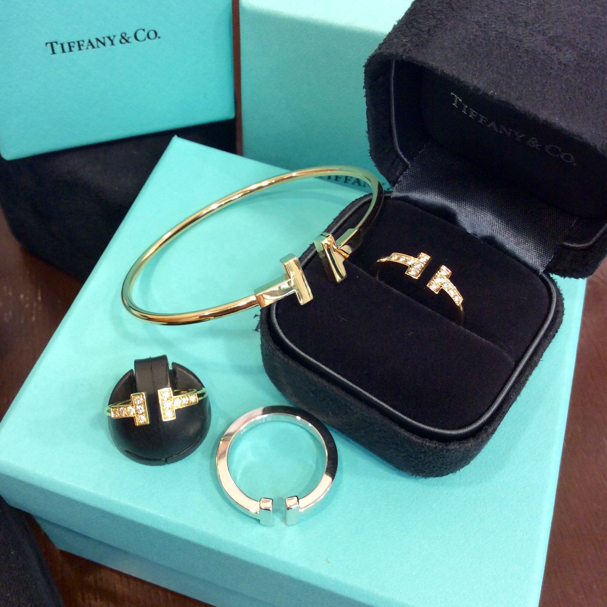 ট ইট র 大黒屋質新宿東口店 Tiffany の T モチーフの Tワイヤー Tスクエア 入荷しております 2つシリーズはリングの幅で見分けられます 華奢で華やかなtワイヤー 存在感抜群のtスクエア どちらがお好みでしょうか ぜひ 店頭で見比べ