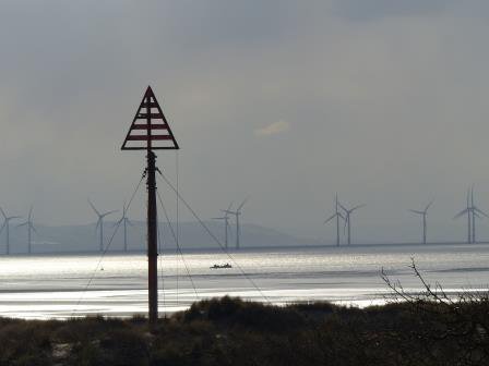 Work is underway today on the navigation marker at Lifeboat Road. The triangle top is corroded and will be dismantled for safety reasons. A new triangle will be made and the navigation marker restored in a later phase of work.
